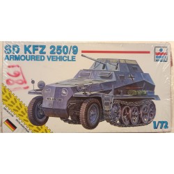 German Half Track SD KFZ 250/9 AV Plastic Model Kit  1/72 Esci 8371