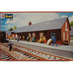 Stazione piccola in kit di montaggio - H0 in plastica REVELL 1/87 cod.2007