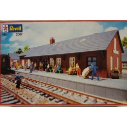 Stazione piccola in kit di montaggio - H0 in plastica REVELL 1/87 cod.2007